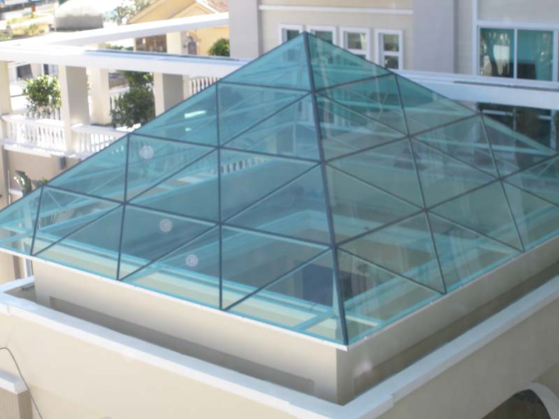 tấm loly đặc làm giếng trời