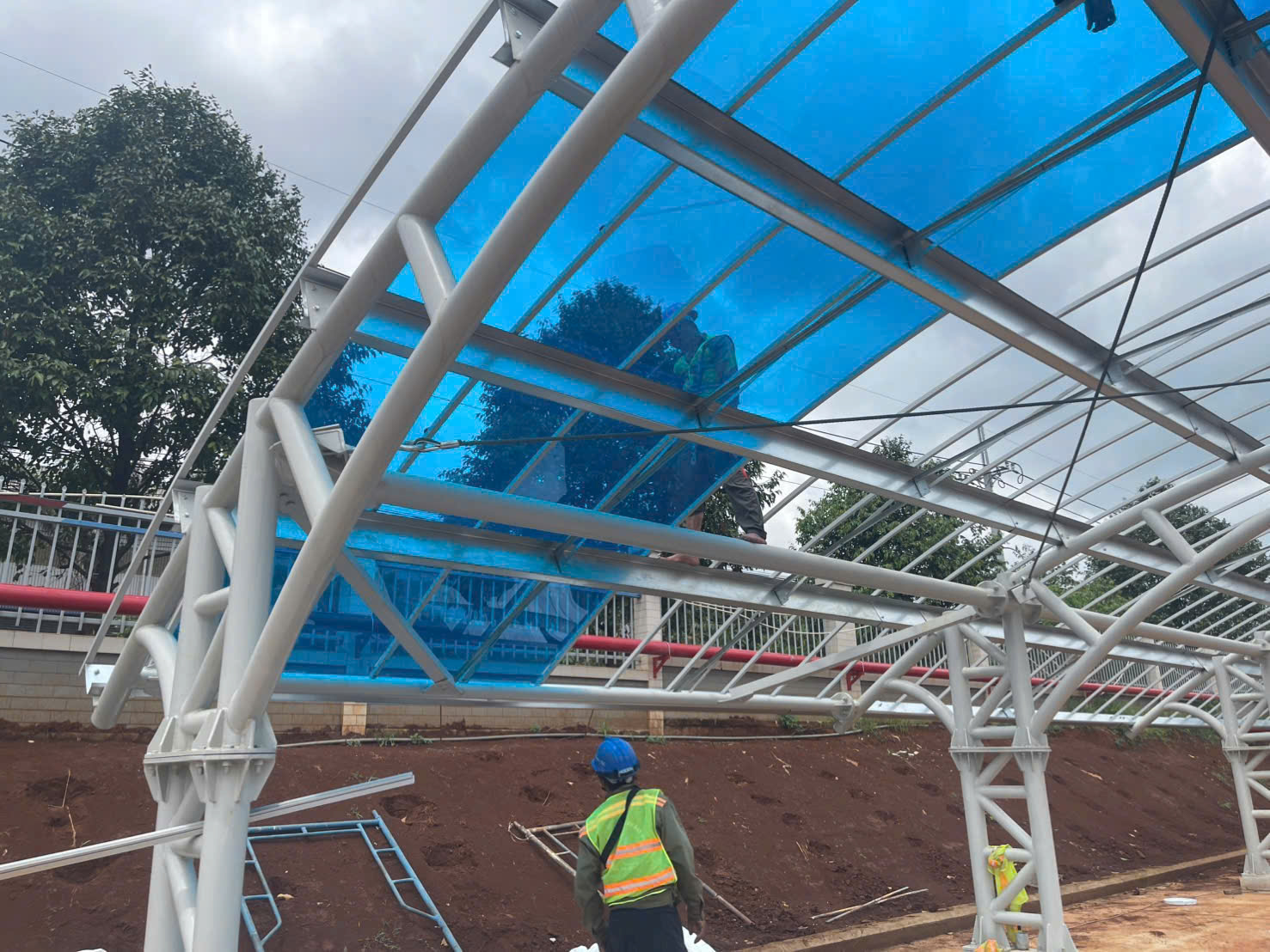 thi công mái che nhựa poly giá rẻ mái che polycarbonate cho nhà xe