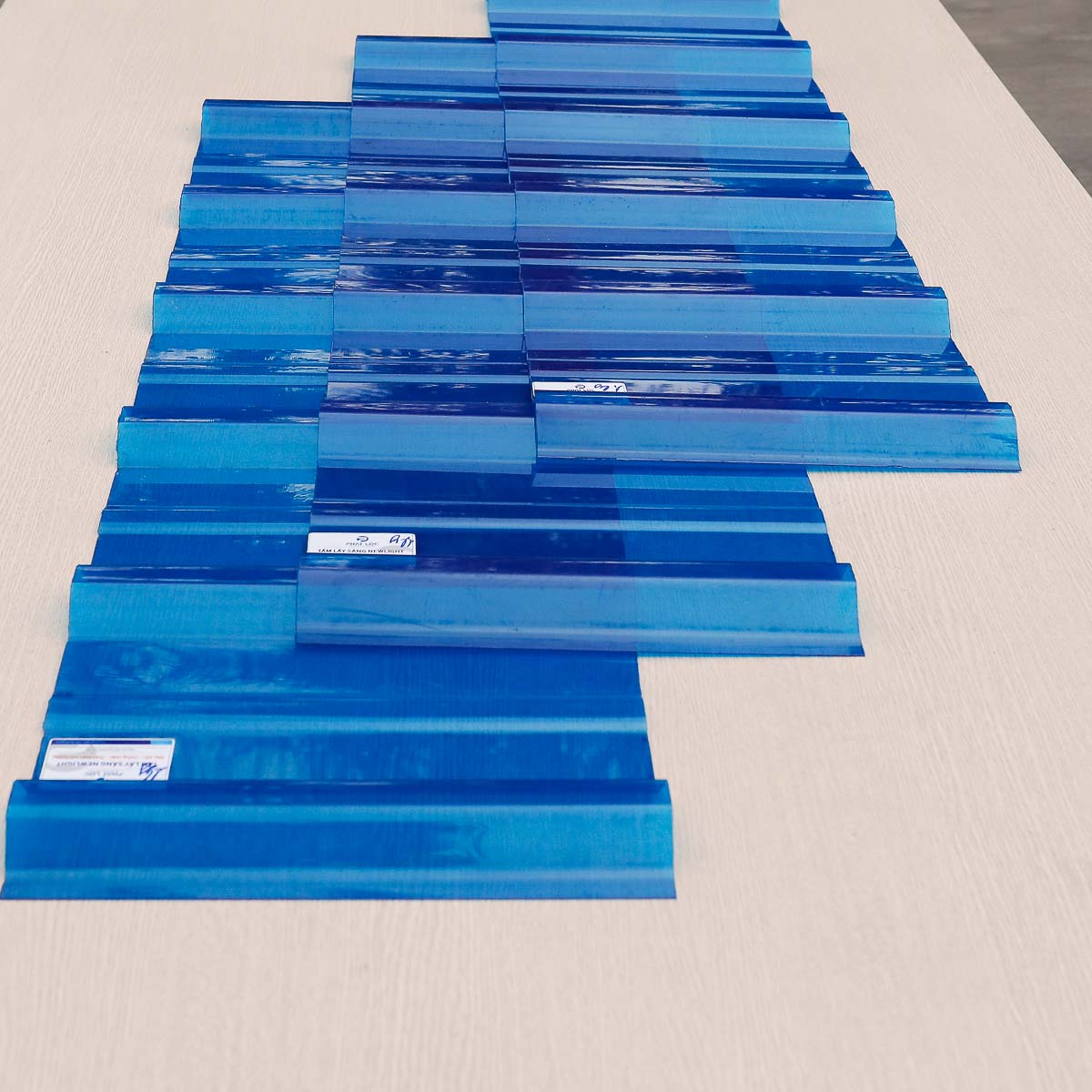 Tôn Nhựa Lấy Sáng 9 Sóng 2mm