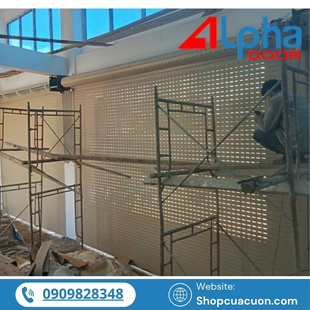 Một giải pháp được nhiều chủ cửa hàng, showroom, siêu thị lựa chọn hiện nay chính là cửa cuốn lưới thoáng cho cửa hàng mặt tiền – dòng sản phẩm kết hợp giữa thẩm mỹ, độ thoáng khí và tính an toàn cao.
