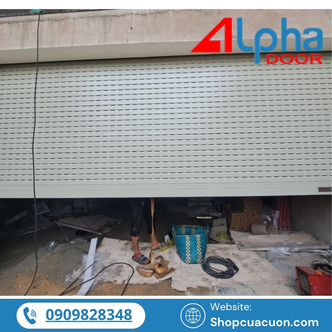 Với hệ thống cửa cuốn, nếu không được tích hợp bình lưu điện cửa cuốn chống cúp điện hiệu quả, người dùng có thể gặp phải những tình huống bất tiện hoặc nguy hiểm như bị kẹt trong gara, không thể đóng cửa khi trời tối hoặc mất an toàn tài sản.