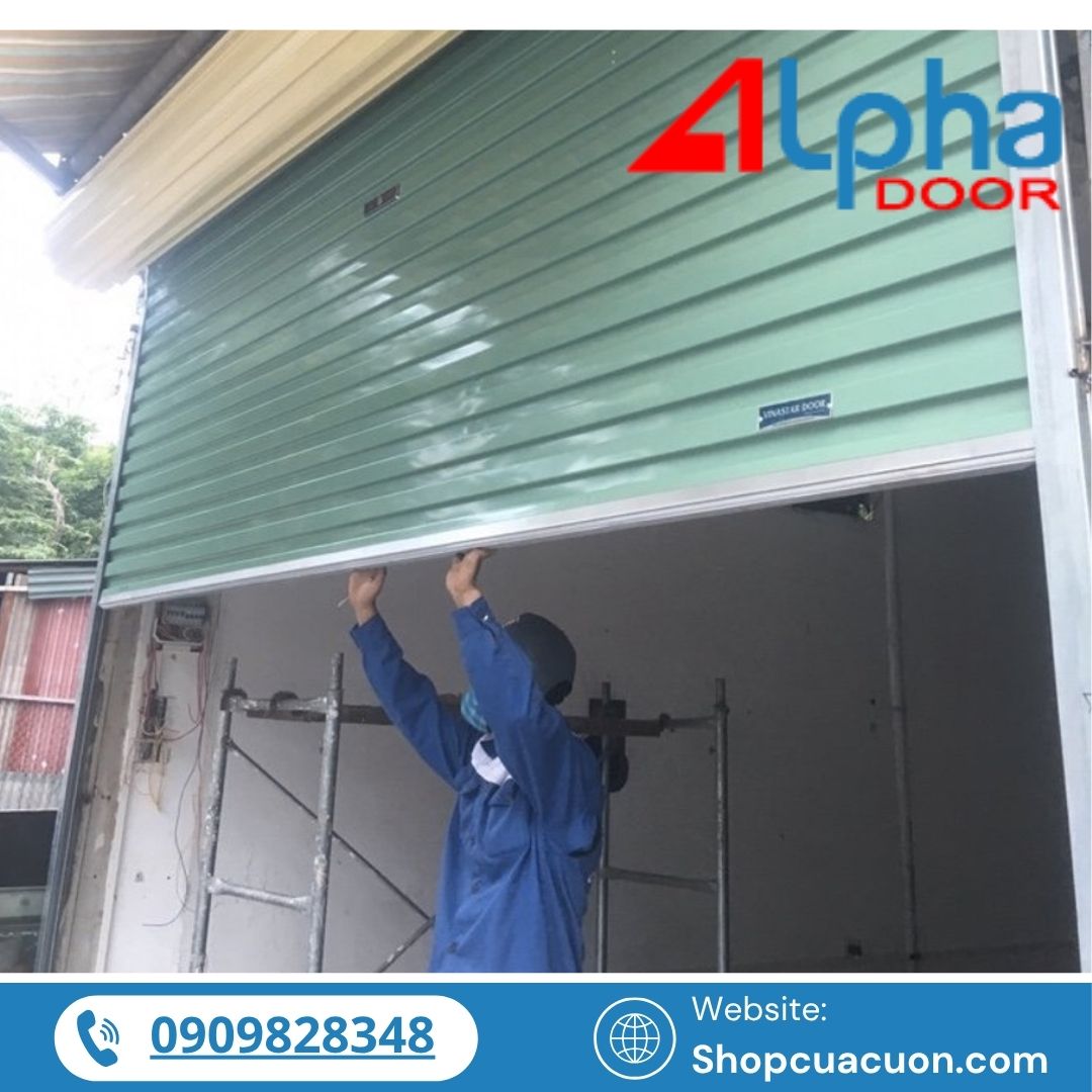 Với những ưu điểm nổi bật về tiết kiệm diện tích, độ an toàn và tính thẩm mỹ cao, cửa cuốn cửa hàng ki ốt nhỏ gọn và an toàn chính là giải pháp lý tưởng cho các hộ kinh doanh nhỏ, tiểu thương, ki ốt chợ, sạp bán hàng tại trung tâm thương mại...