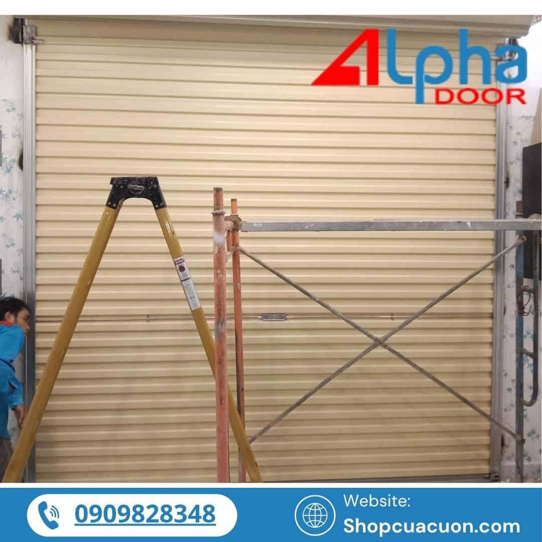 Cửa cuốn tấm liền nhập khẩu mới nhất là lựa chọn tuyệt vời cho những ai đề cao tính an toàn, sự tiện lợi và yếu tố thẩm mỹ trong thiết kế nhà ở, cửa hàng hay garage. 