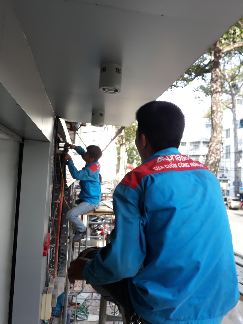 Dịch Vụ Sửa Cửa Cuốn Tại Quận 10: Chuyên Nghiệp, Uy Tín, Giá Rẻ